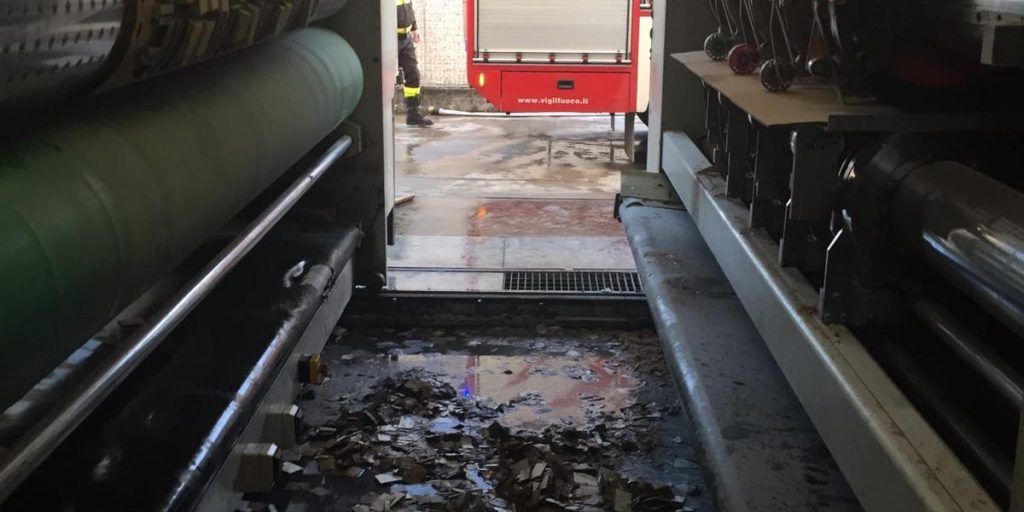 Incendio in una azienda di prodotti cartotecnici: i vigili del fuoco limitano i danni