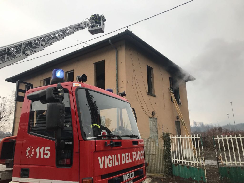 Incendio in un fabbricato dismesso: pompieri a Grandate