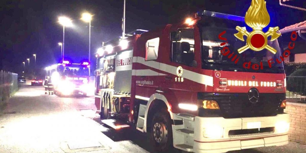 Incendio a Lurago Marinone: l’intervento dei vigili del fuoco per spegnere le fiamme sul tetto di una villetta
