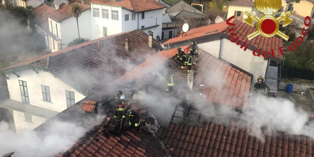 Fiamme sul tetto, famiglia sgomberata