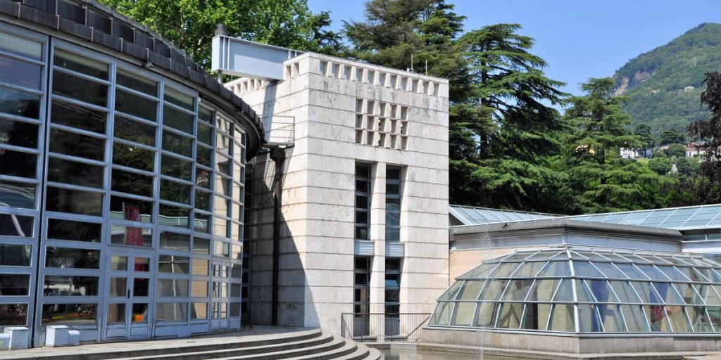 Da oggi vaccini a Lurate Caccivio, botta e risposta su Villa Erba
