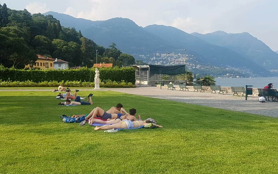 Il giardino di Villa Olmo trasformato in un solarium. Ma non mancano gli esempi virtuosi
