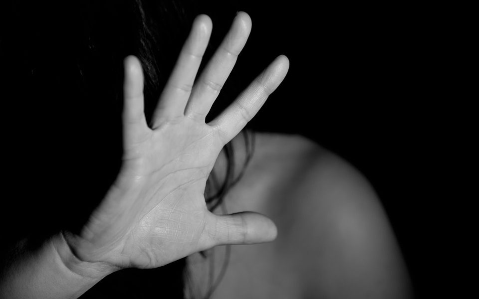 Abusa di una 16enne vicino alla stazione: arrestato ragazzo di Rovello Porro