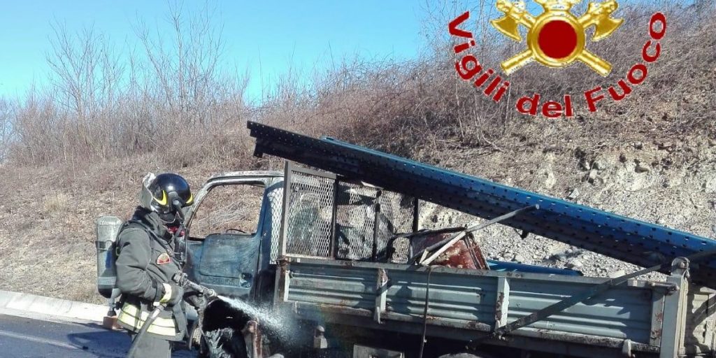 Autocarro in fiamme, si salva il conducente