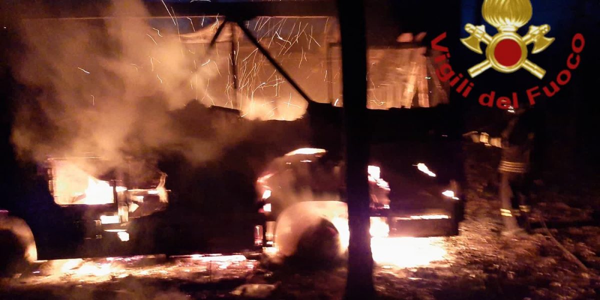 Cadorago, autocarro in fiamme nel bosco