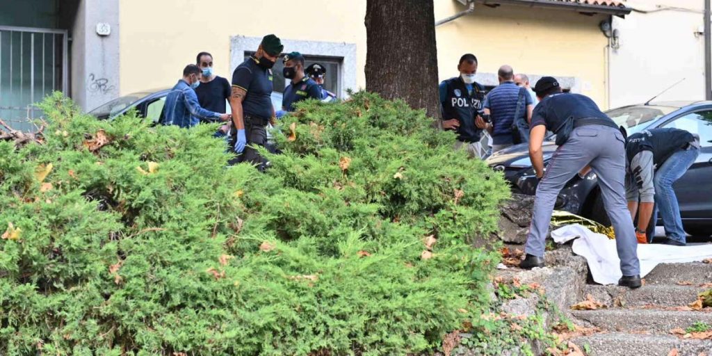 Sacerdote accoltellato a morte in piazza San Rocco a Como: è don Roberto Malgesini