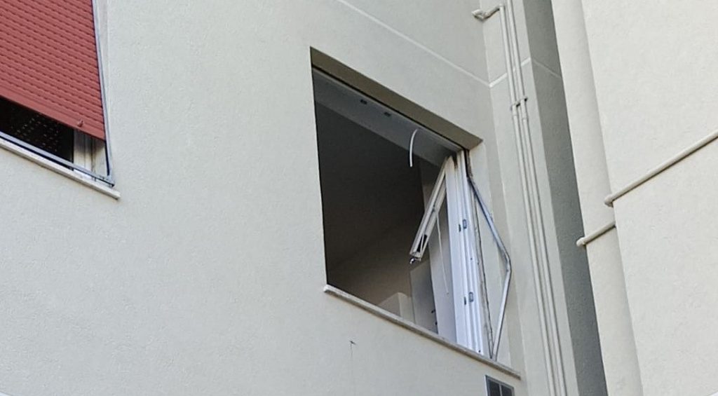 Esplosione in una palazzina a Cantù: miracolosamente illesi sette residenti