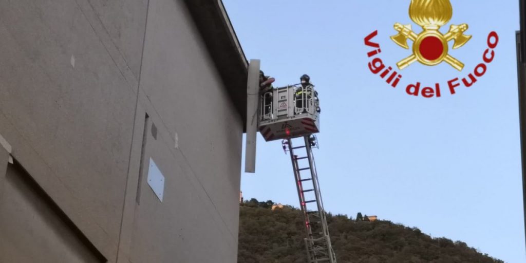 Grondaia pericolante in via dei Partigiani: intervento dei vigili del fuoco
