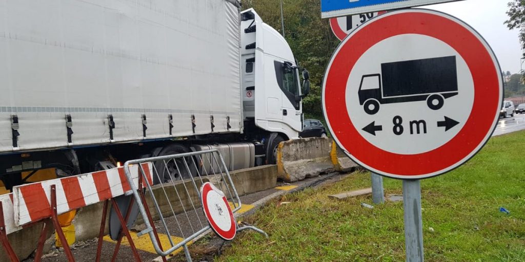 Ancora un Tir incastrato sul Viadotto dei Lavatoi: code e caos nel pomeriggio