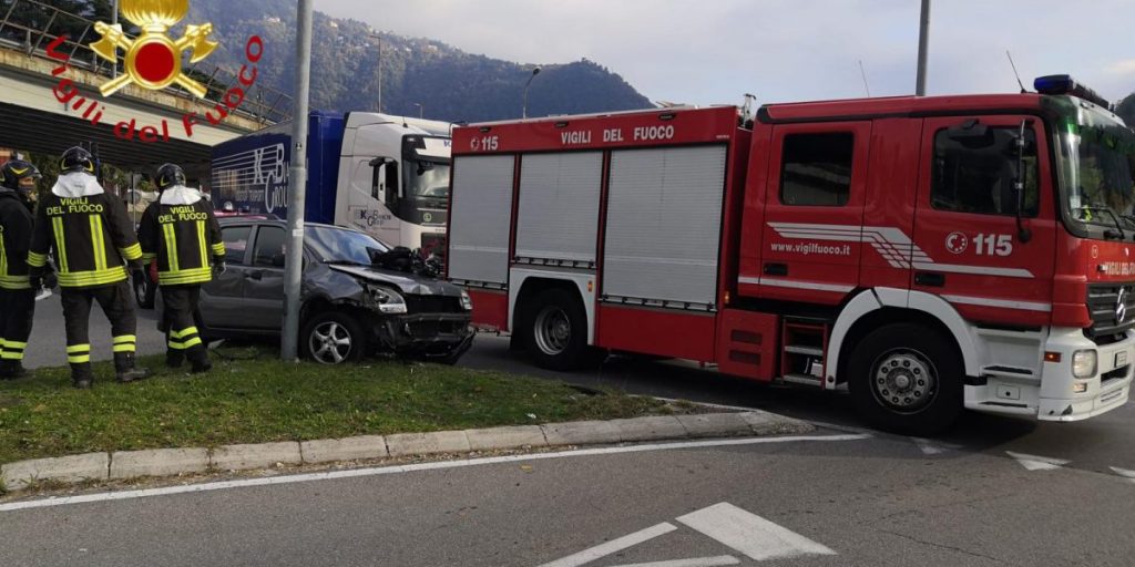 Incidente a Tavernola: con l’auto finisce contro un palo