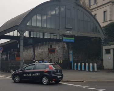 Ignoti danno alle fiamme un furgone. Domenica di paura in via Crespi