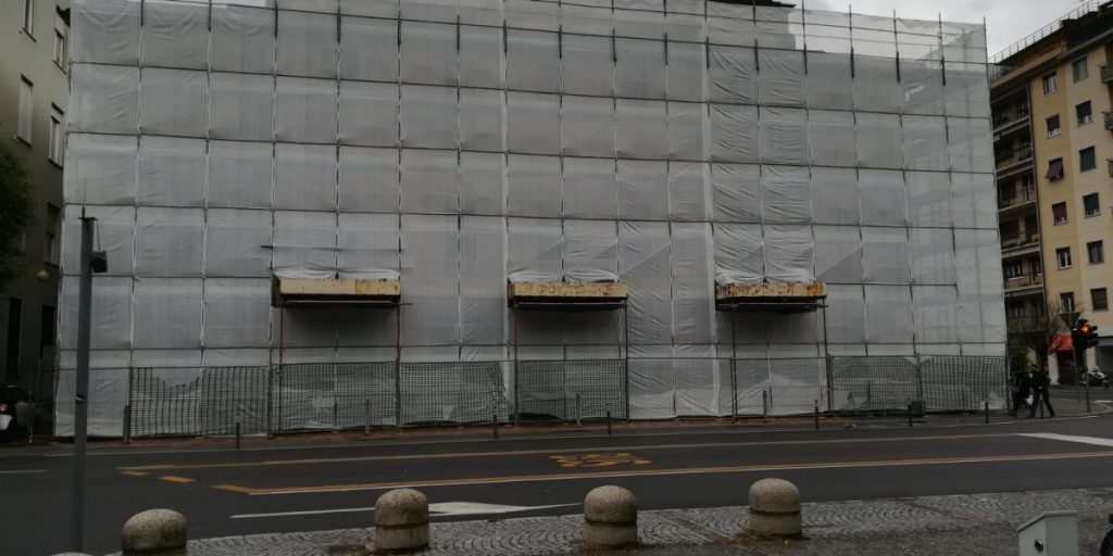 Politeama impacchettato: ecco come si presenta ora lo storico cinemateatro di Como