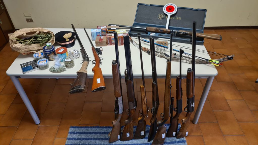 In casa nasconde droga e un arsenale: i carabinieri arrestano un 36enne di Olgiate Comasco