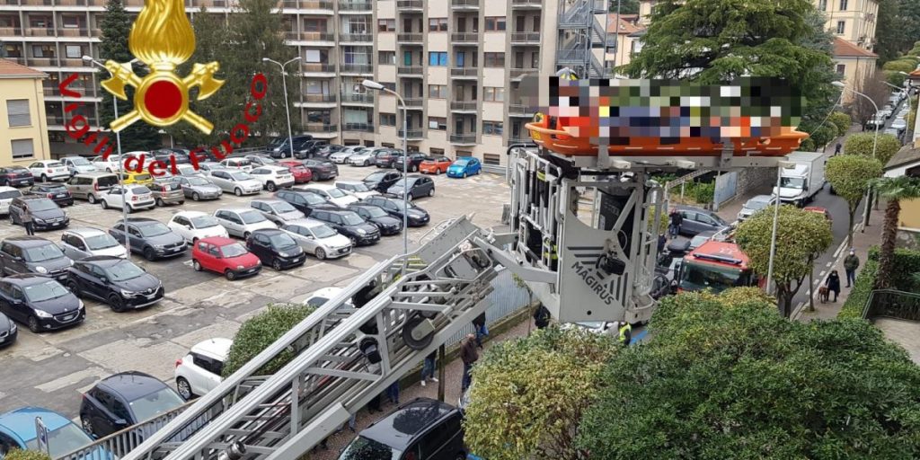 Cade da un ponteggio: 27enne soccorso questa mattina in via Ferrari a Como