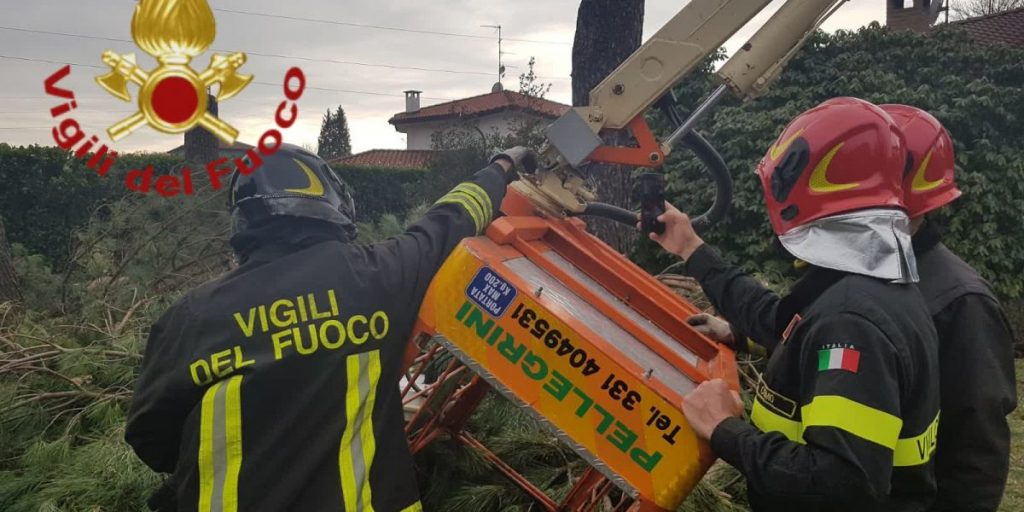 Cede il cestello usato per potare gli alberi: due giardinieri precipitano nel vuoto