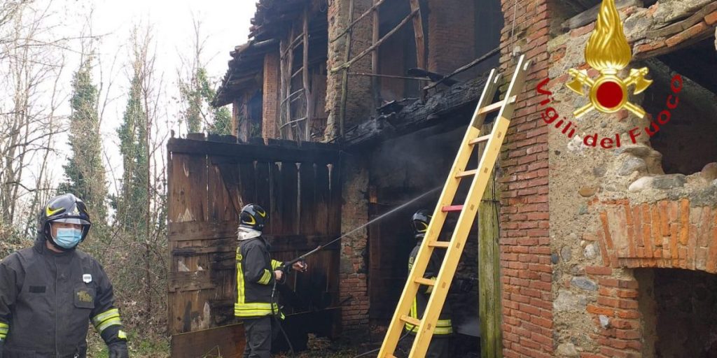Cascina in fiamme a Fino Mornasco, arrivano i pompieri