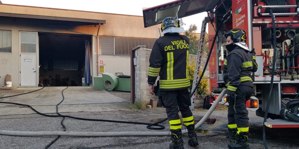 Incendio a Mariano in un capannone di un’azienda di vernici: paura per tre persone
