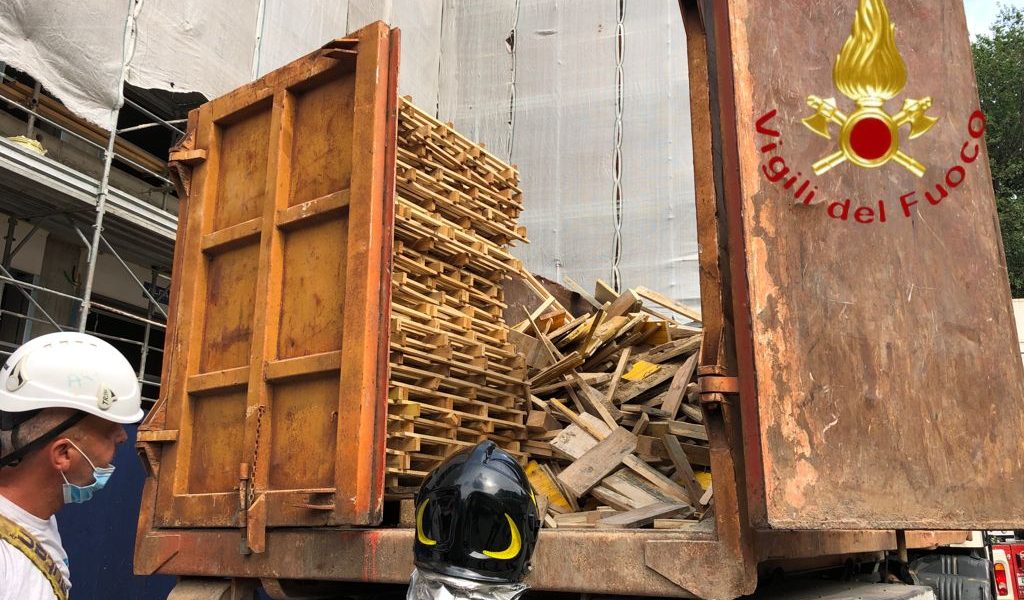 Como: cade dal cassone del camion, gravissimo un 49enne