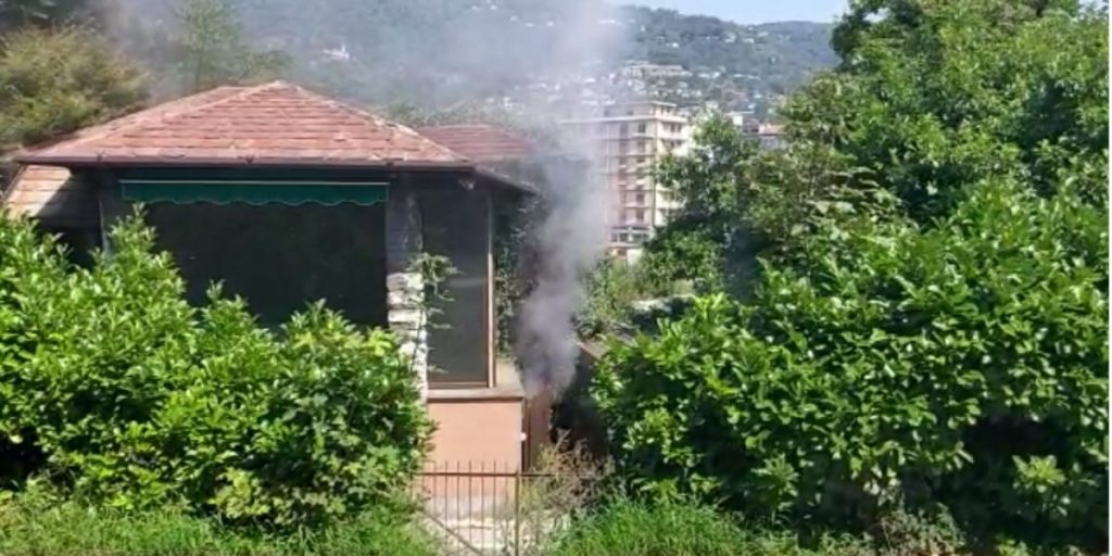 Fumo da uno stabile di via Regina Teodolinda: arrivano i vigili del fuoco