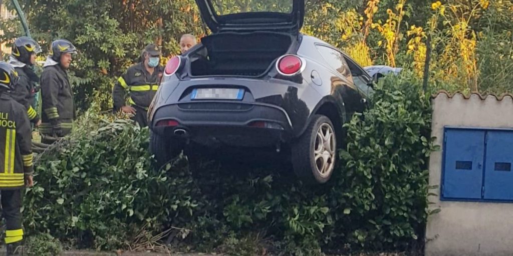 Auto fuori di strada e in bilico su una siepe: soccorsi allertati a Rebbio