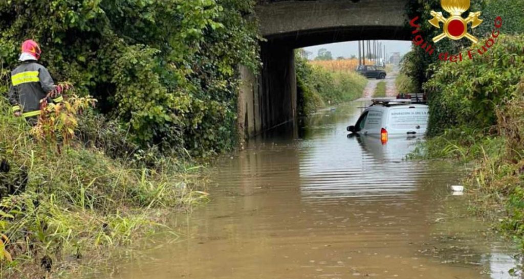 Allerta meteo per domani, auto sommersa dall’acqua a Lomazzo