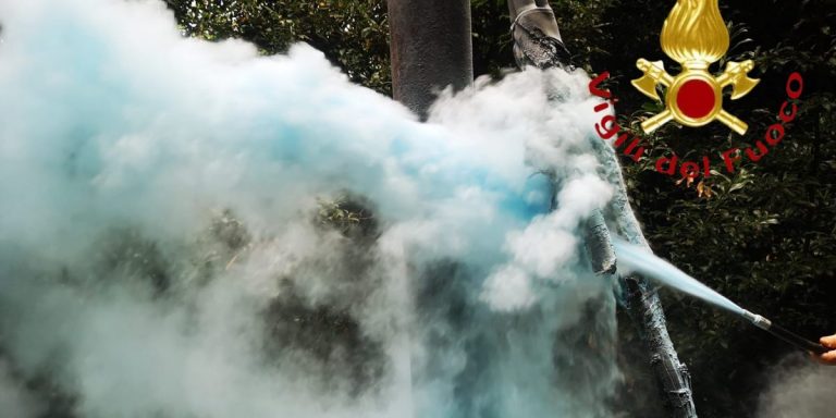 Cavi elettrici da 15 mila volt in fiamme in via Prudenziana a Como