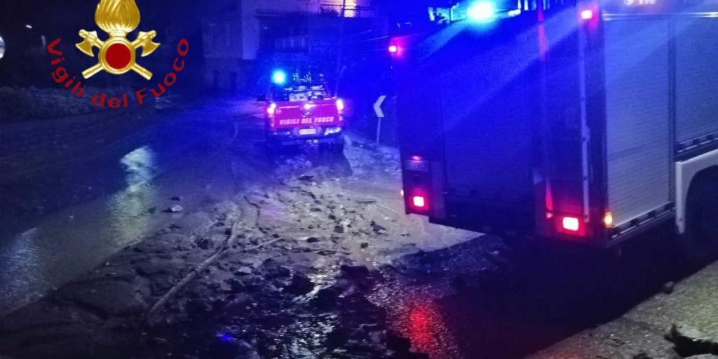 Ancora smottamenti a Blevio: esonda un torrente, chiusa la Lariana