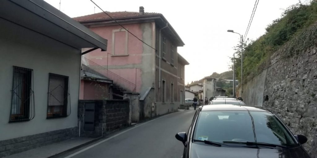 Lite viabilistica a Tavernerio: 17enne spintona un 77enne che cade e picchia la testa. E’ grave