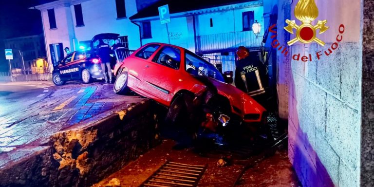 Esce di strada con l’auto: soccorsa ad Argegno una ragazza di 22 anni