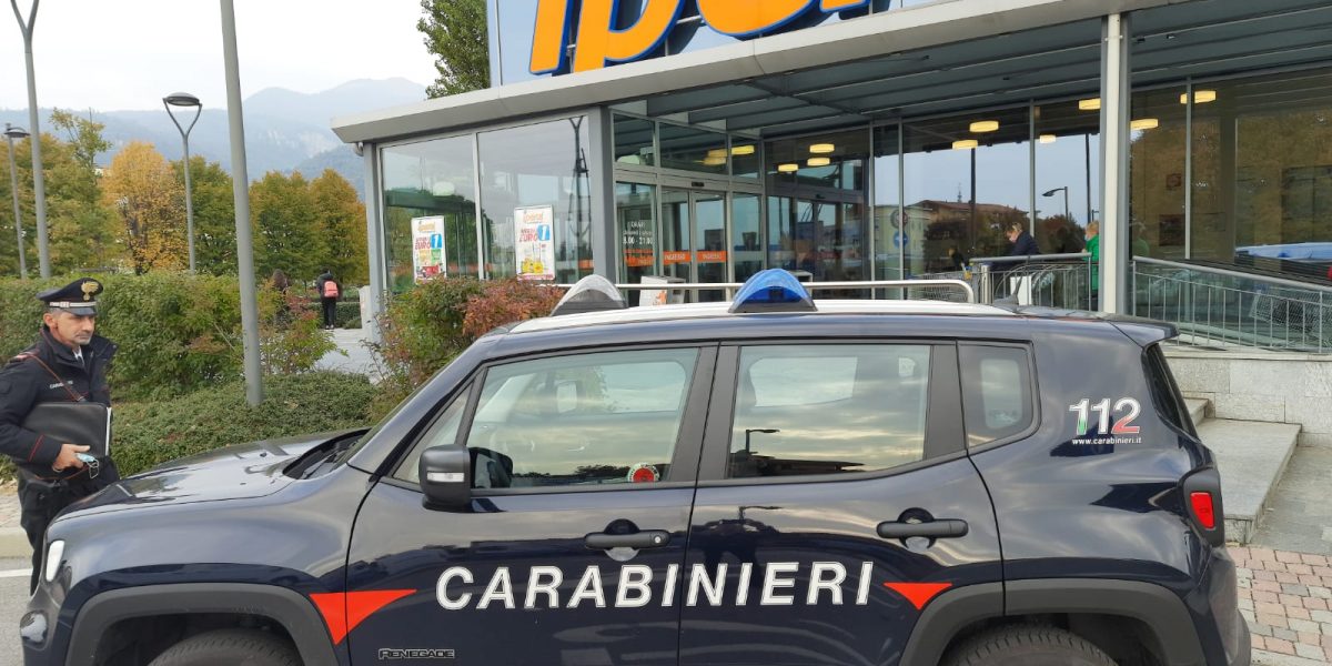 Formaggi e salumi di qualità nascosti e non pagati: arrestata 48enne rumena