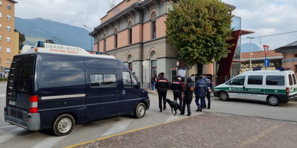 Controlli dei carabinieri e della polizia locale alla stazione di Erba