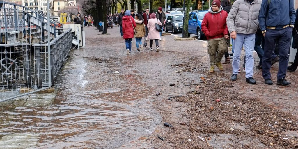 Novembre bagnato: il Lario adesso sfiora la piazza. Il livello è cresciuto di quasi mezzo metro in 12 giorni