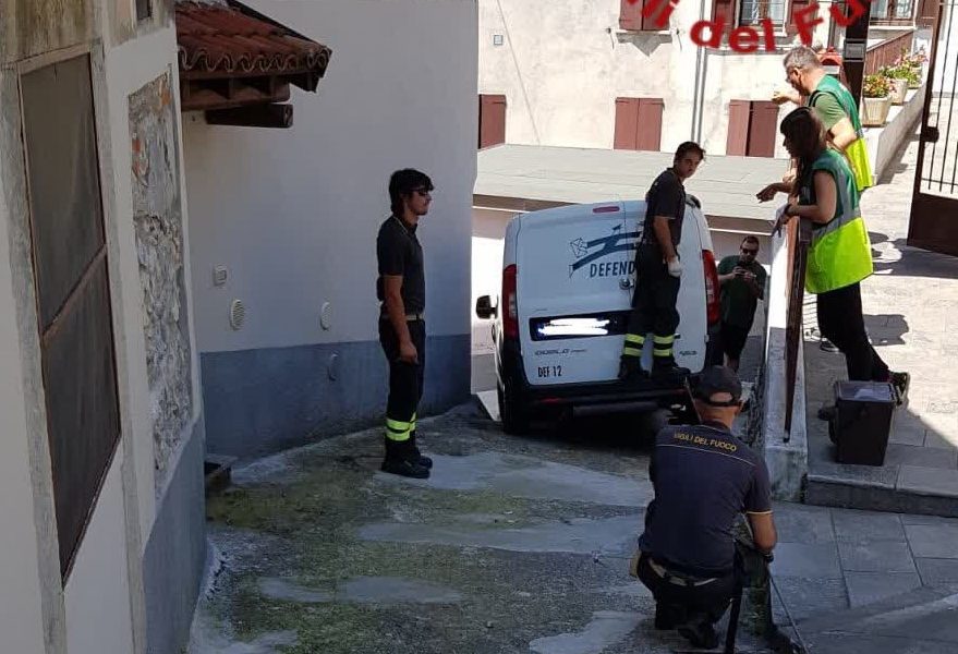 Furgone bloccato nella strettoia a Cernobbio: arrivano i vigili del fuoco