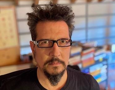“Caramelle dai conosciuti”, oggi Aldo Pagano all’Ostello Bello