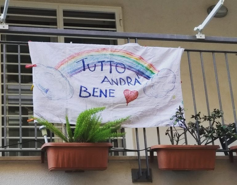 #andràtuttobene arcobaleno sui balconi