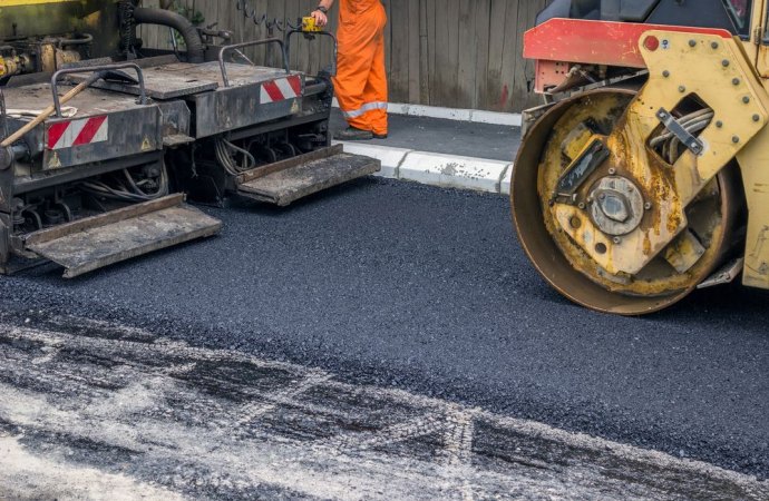Cantiere in via Bixio: asfaltatura notturna. Sopralluogo dei tecnici in Valfresca