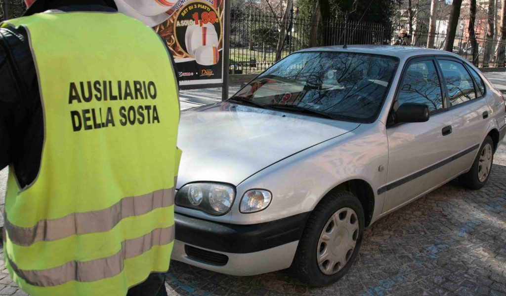 Concorso e due prove – scritta e orale – per assumere un ausiliario della sosta a Como