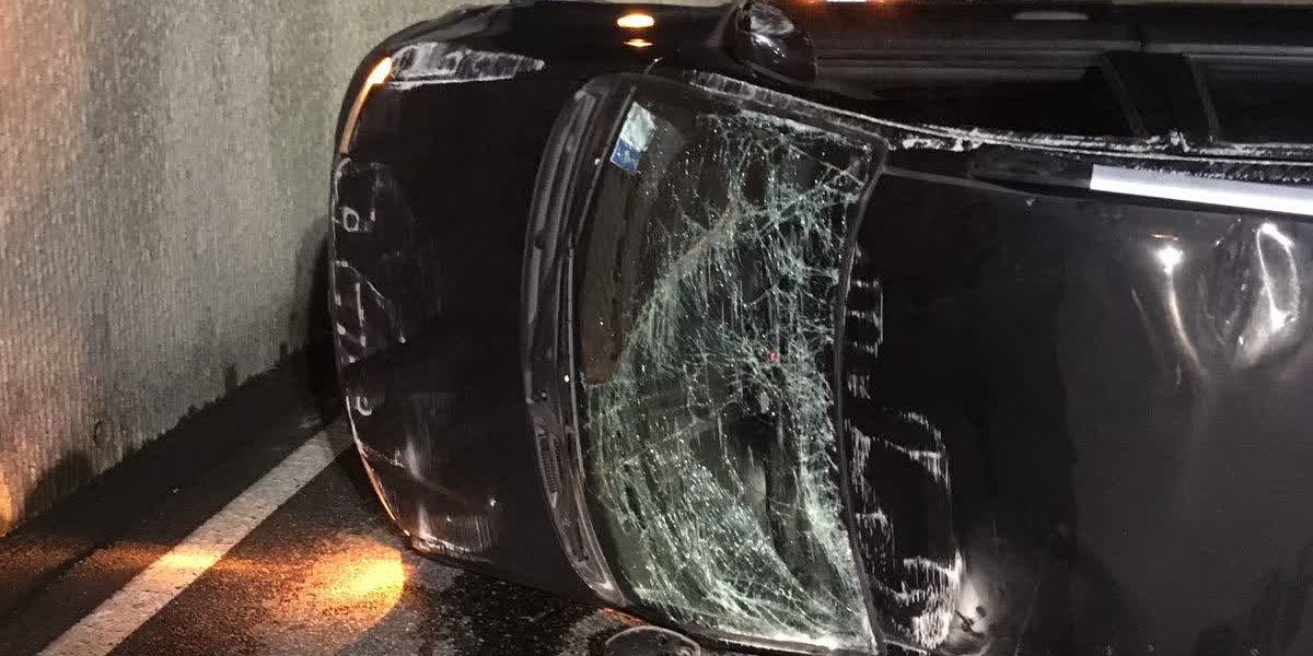 Auto ribaltata a Lazzago, tre feriti
