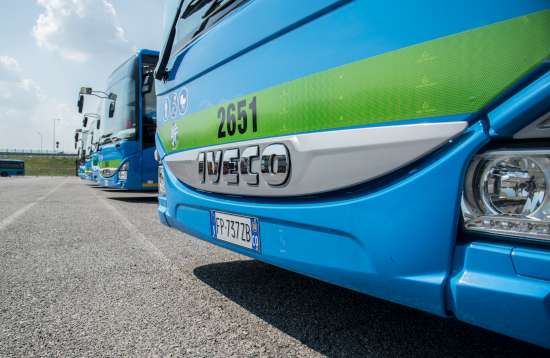 Lite sul bus, 21enne ferito da un anziano con le forbici