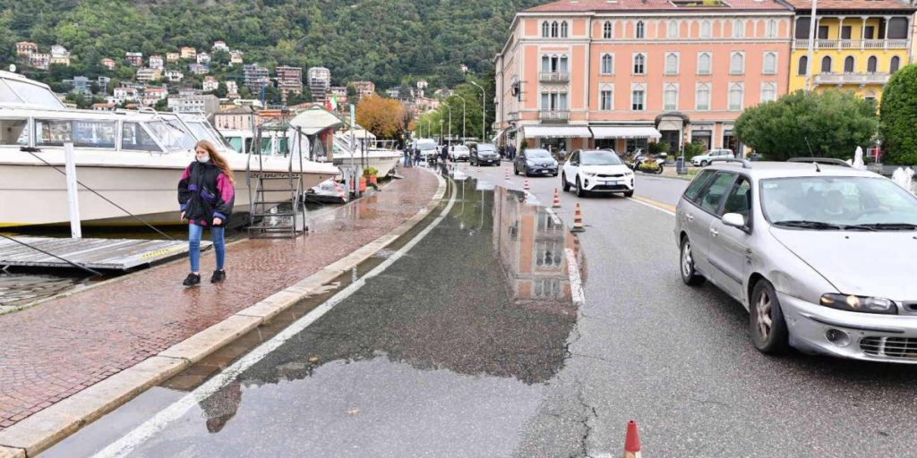 Cresce il livello del Lario, chiusa una corsia del lungolago