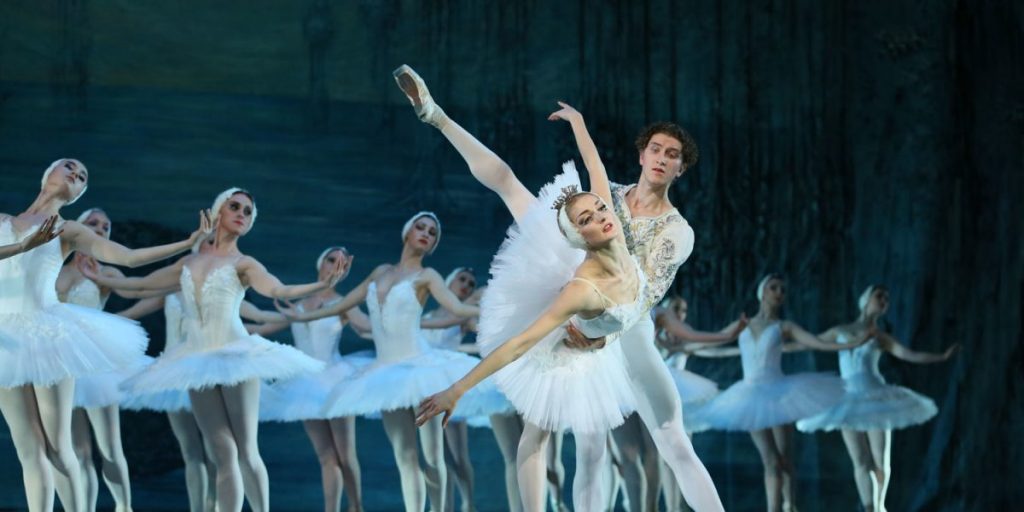 “Il lago dei cigni” del Sofia Festival Ballet: la grande danza classica al Teatro Sociale