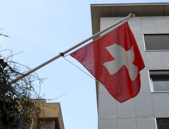La Svizzera vieta gli assembramenti con più di 5 persone. In Ticino i contagi sono cresciuti di 200 unità in un solo giorno