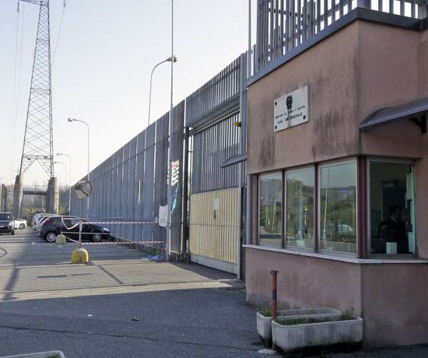 Bassone, troppi detenuti e poco personale. Oggi la festa della polizia penitenziaria