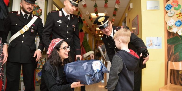 La Befana in ospedale con i carabinieri