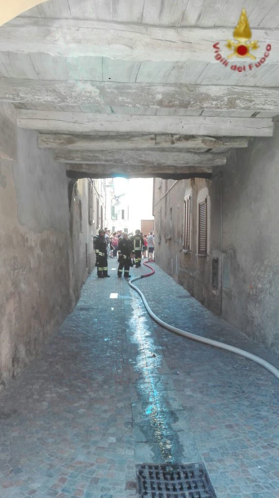 Binago, incendio nell’appartamento, soccorsi due bambini