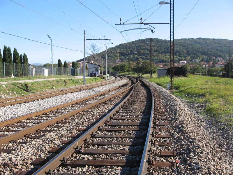 Richiamato perché non indossa la mascherina, aggredisce gli agenti: arrestato