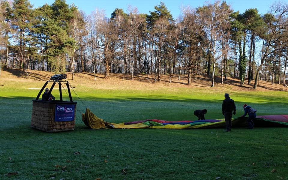 Atterraggio d’emergenza per una mongolfiera al circolo golf “Villa d’Este” di Montorfano