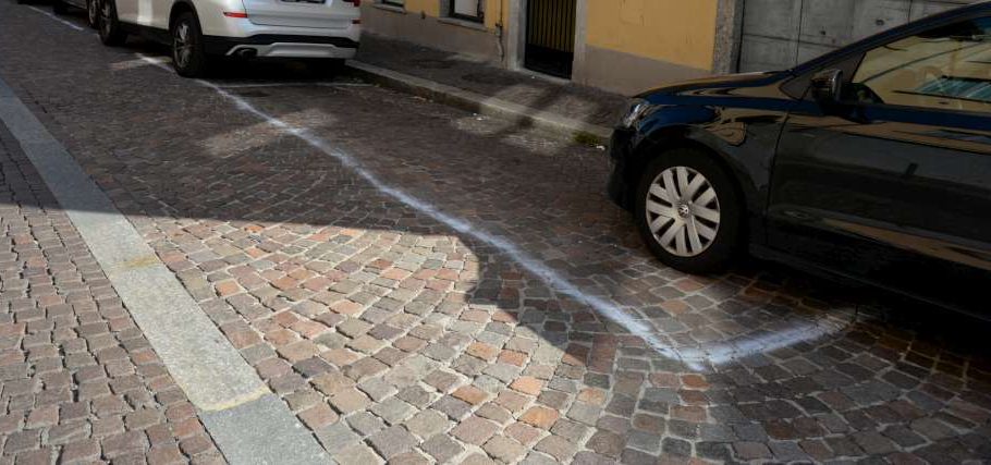 Quelle strisce bianche fai da te in via Borgovico Vecchia
