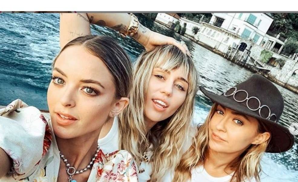 Miley Cyrus in sexy bikini sul Lario, il web impazzisce
