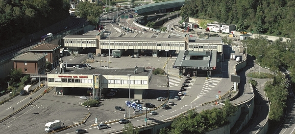 Contromano in autostrada: 24enne fermato in dogana a Brogeda